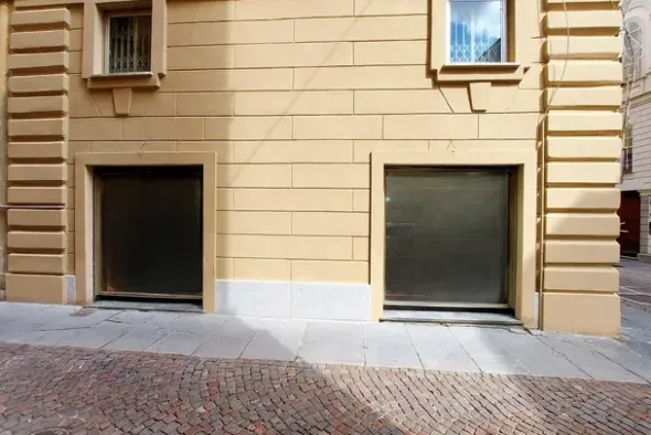 #21639 Negozio con balconata in centro storico
