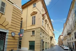 #21639 Negozio con balconata in centro storico