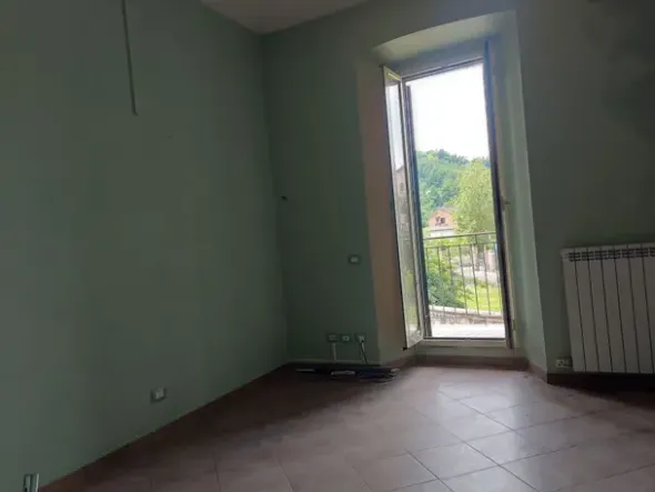 #2536389 Negozio con cantina e posto auto coperto in edificio storico