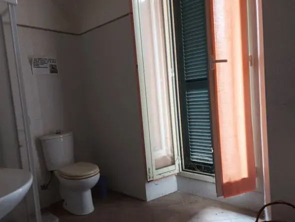 #2536389 Negozio con cantina e posto auto coperto in edificio storico