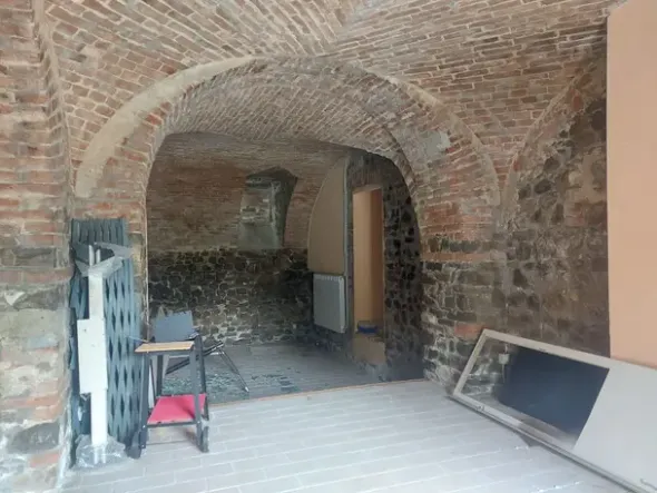 #2536389 Negozio con cantina e posto auto coperto in edificio storico