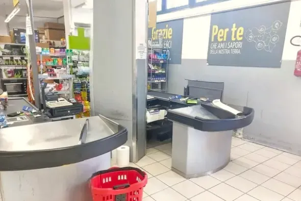 #2537367 Negozio con corte in edificio polifunzionale