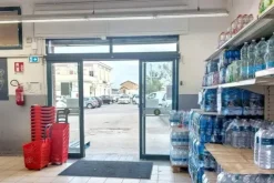 #2537367 Negozio con corte in edificio polifunzionale