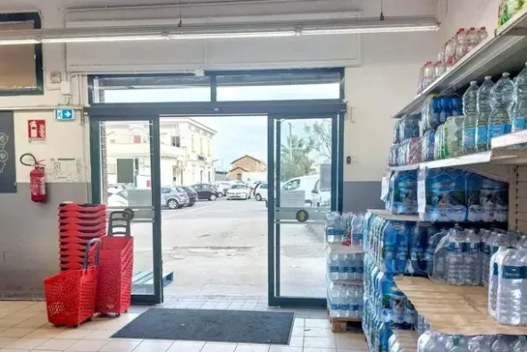 #2537367 Negozio con corte in edificio polifunzionale