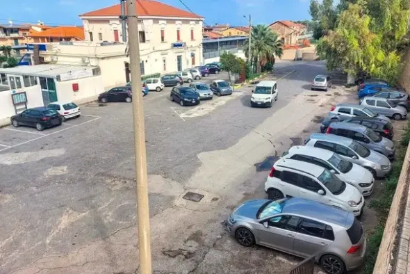 #2537367 Negozio con corte in edificio polifunzionale
