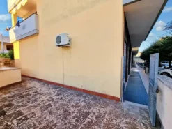 #22090 Negozio con corte pertinenziale