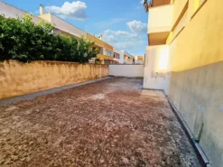#22090 Negozio con corte pertinenziale