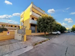 #22090 Negozio con corte pertinenziale