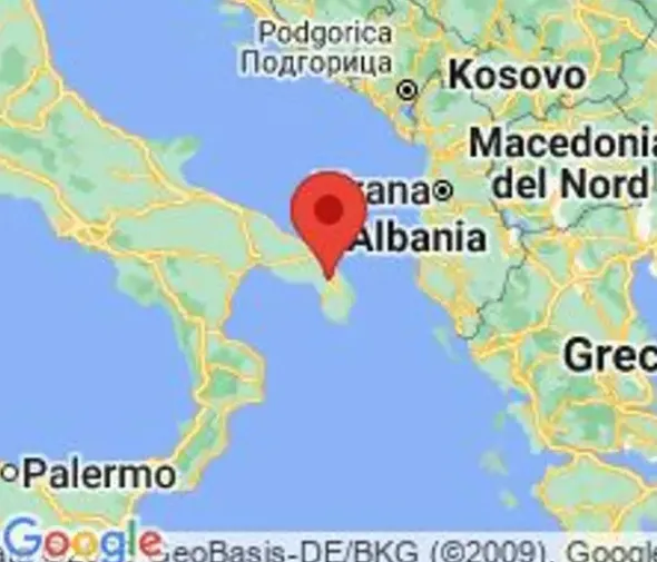 #22090 Negozio con corte pertinenziale