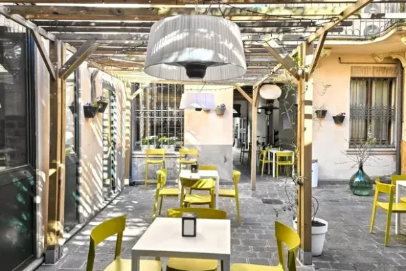 #25832 Negozio con cortile privato in centro storico