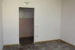 #24437 Negozio con parcheggio