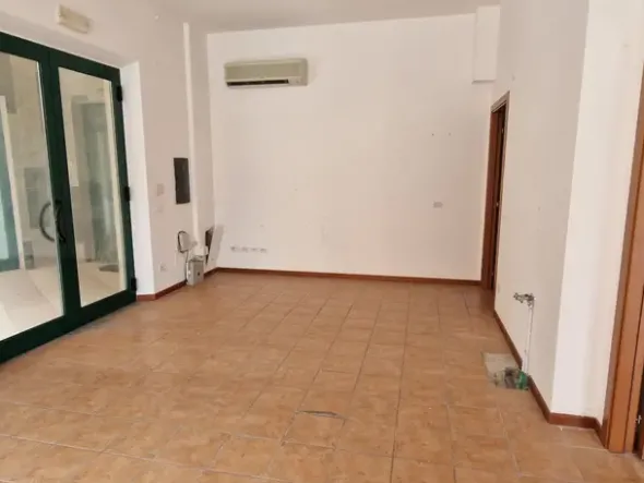 #2537419 Negozio con posto auto in complesso residenziale