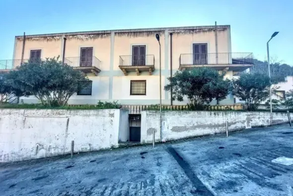 #2537369 Negozio e cantina in edificio polifunzionale