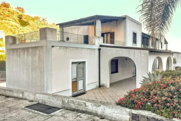 #2537369 Negozio e cantina in edificio polifunzionale