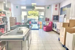#2537369 Negozio e cantina in edificio polifunzionale
