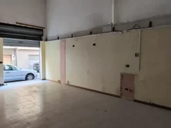 #24678 Negozio in zona residenziale