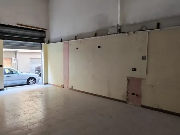 #24678 Negozio in zona residenziale