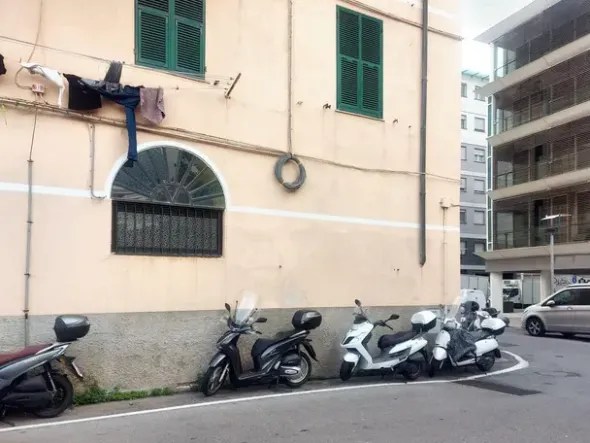 #23526 Negozio nel porto di Savona