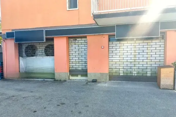 #2519022 Negozio piano terra in edificio residenziale
