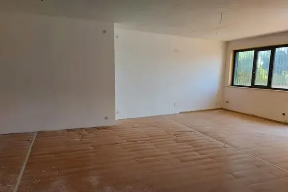 #14699 Negozio seminterrato con zona parcheggio
