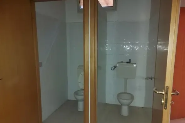 #14699 Negozio seminterrato con zona parcheggio