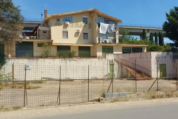 #14699 Negozio seminterrato con zona parcheggio