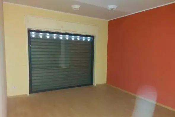 #14699 Negozio seminterrato con zona parcheggio