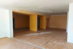#14699 Negozio seminterrato con zona parcheggio