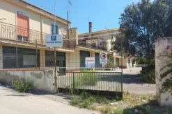 #14699 Negozio seminterrato con zona parcheggio