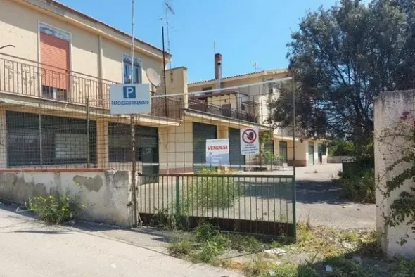 #14699 Negozio seminterrato con zona parcheggio