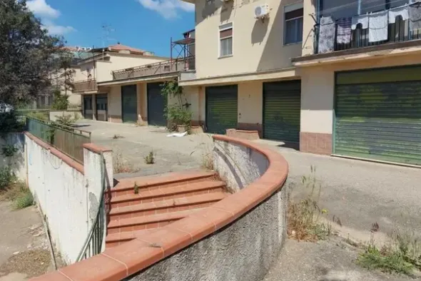 #14699 Negozio seminterrato con zona parcheggio