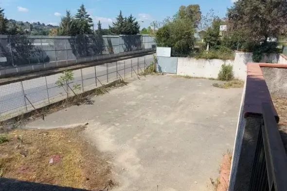 #14699 Negozio seminterrato con zona parcheggio