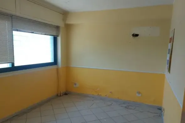 #14699 Negozio seminterrato con zona parcheggio