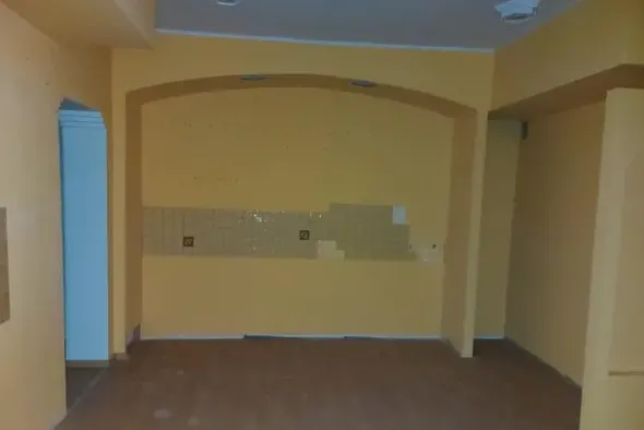#14699 Negozio seminterrato con zona parcheggio