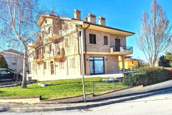 #2515103 Negozio (sub 17) in complesso polifunzionale