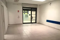 #2638329 Negozio (sub 60) in edificio polifunzionale