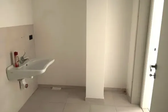#2638329 Negozio (sub 60) in edificio polifunzionale