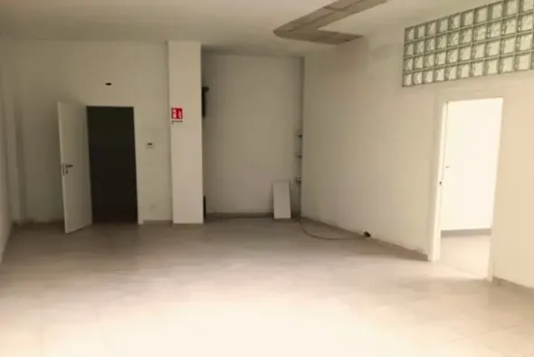 #2638329 Negozio (sub 60) in edificio polifunzionale