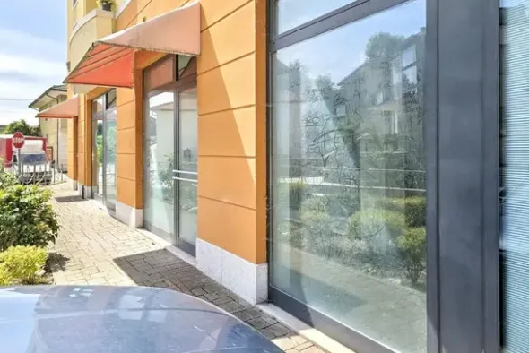 #2536110 Negozio (sub 10) in edificio polifunzionale