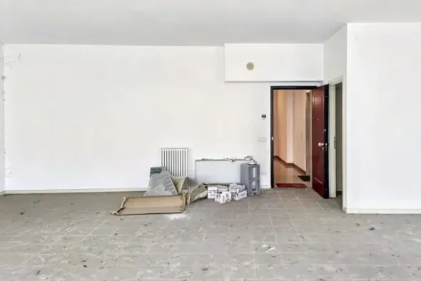 #2536110 Negozio (sub 10) in edificio polifunzionale