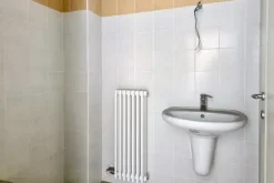 #2536110 Negozio (sub 10) in edificio polifunzionale