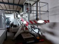 4#5641 Nissan Cabstar con piattaforma aerea Isoli