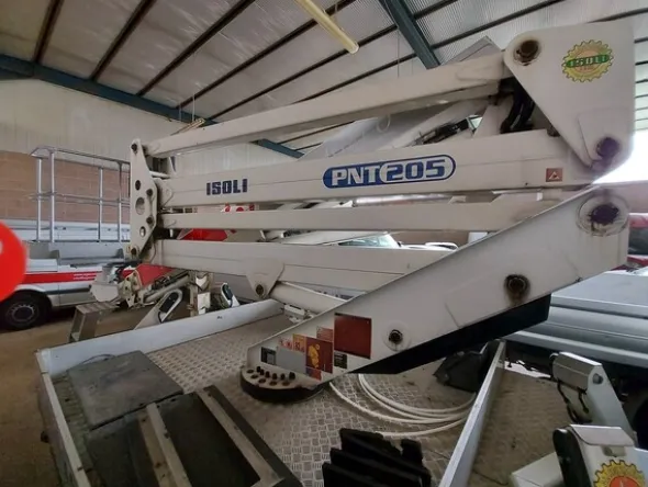 4#5641 Nissan Cabstar con piattaforma aerea Isoli