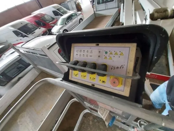4#5641 Nissan Cabstar con piattaforma aerea Isoli