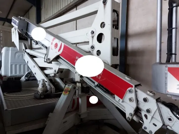4#5641 Nissan Cabstar con piattaforma aerea Isoli
