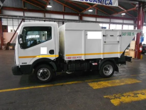 2#4265 Nissan NT 400 con attrezzatura Giolito Easy Side