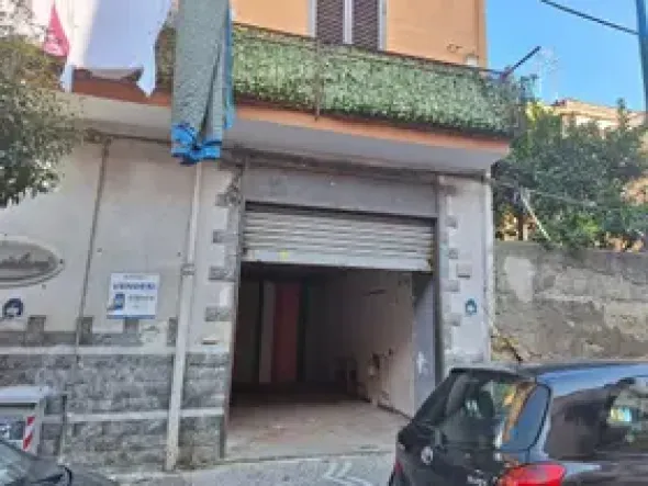 Nola 1.300 mq negozio con garage di 1300 mq