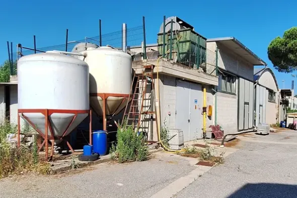 #24060 Opificio artigianale con mobili e appartamenti