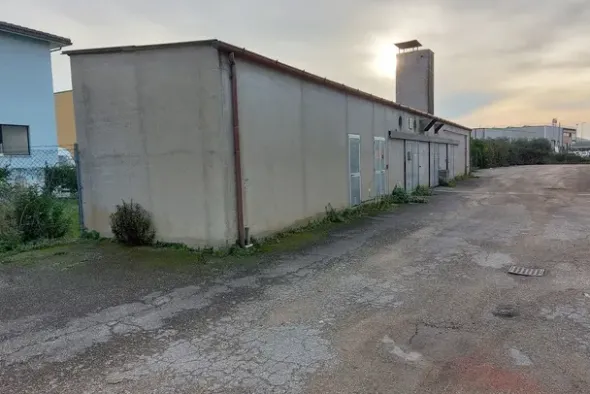#19551 Opificio con corte esterna e frustoli di terreno