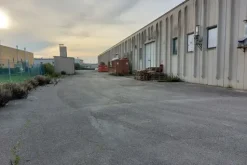 #19551 Opificio con corte esterna e frustoli di terreno